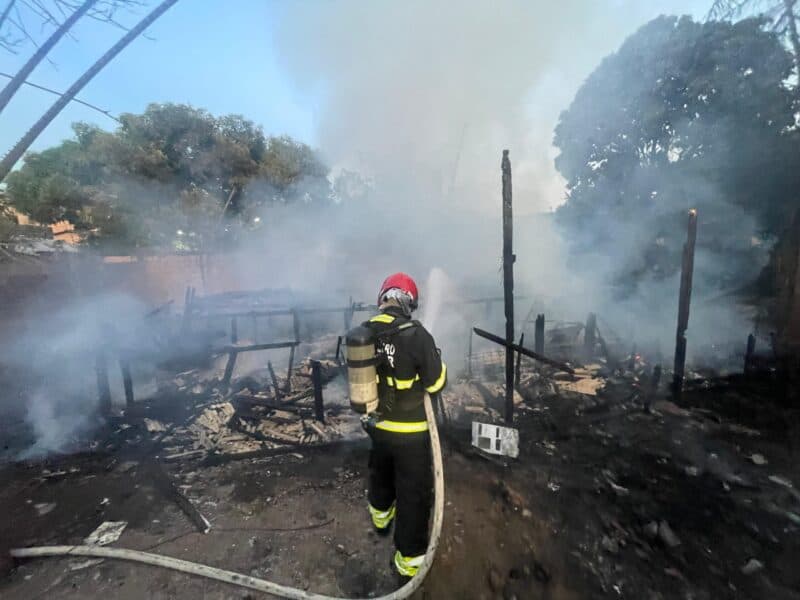 Incêndio destrói casa de madeira na zona Leste de Manaus
