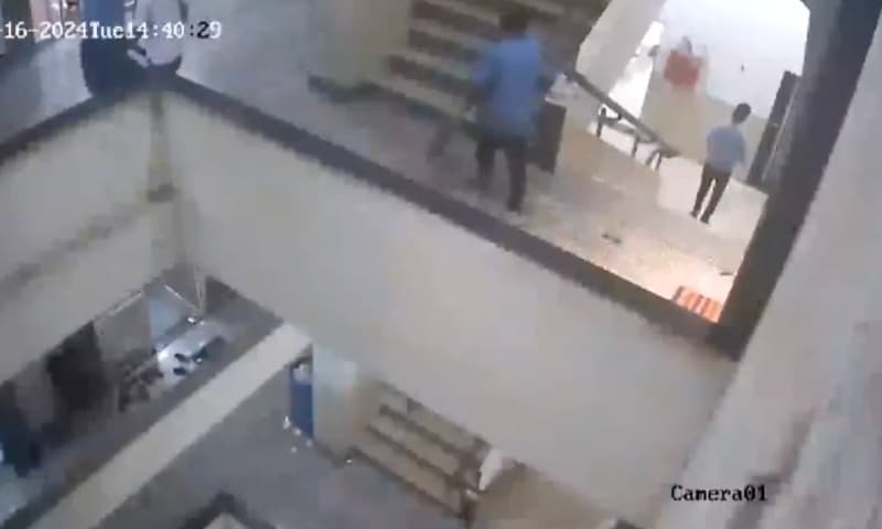 VÍDEO: Jovem cai do 3º andar após receber abraço de amigo