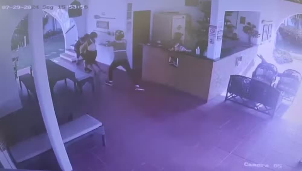 VÍDEO: No Ceará, casal de turistas é baleado durante assalto em pousada de praia