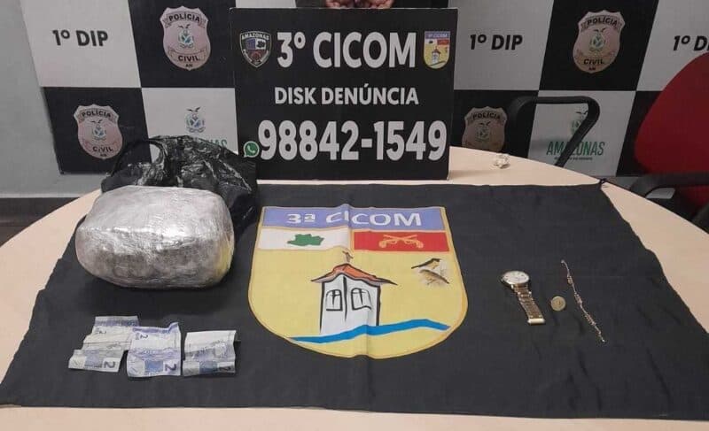 PM apreende um quilo de maconha e 62 trouxinhas; dois homens são presos