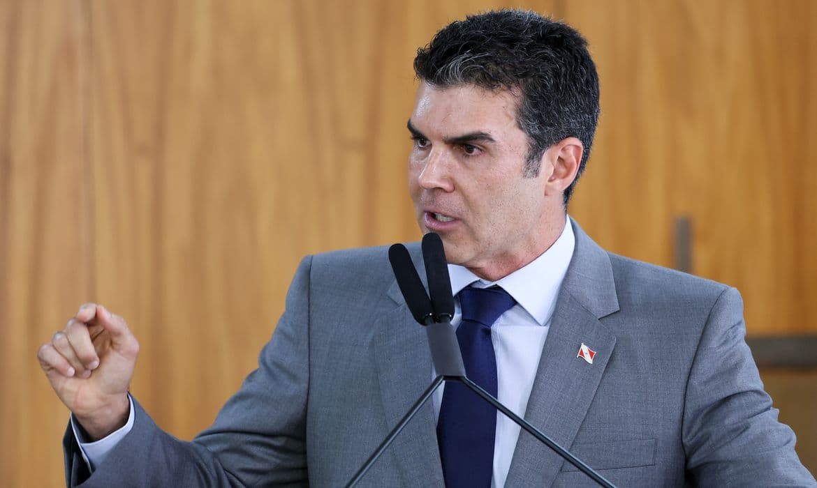 Avião com governador do Pará faz pouso de emergência