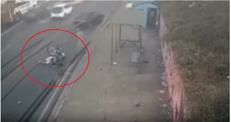 VÍDEO: motociclista despenca de barranco e é atropelado por carro em Manaus