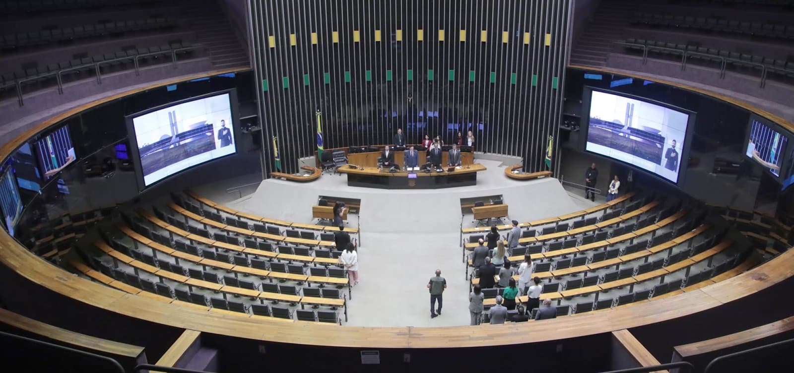 Após recesso de quase um mês, câmara e senado retornam aos trabalhos com prioridades nas votações