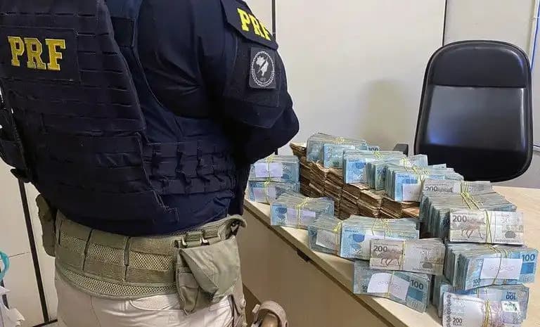 No RJ, carro é apreendido após PRF encontrar R$ 1 milhão escondido no painel