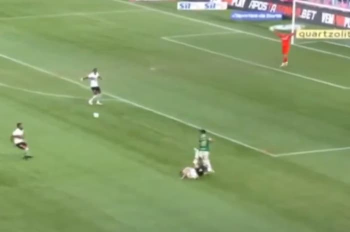VÍDEO: Jogador do São Paulo cai de cabeça no campo e deixa partida de ambulância