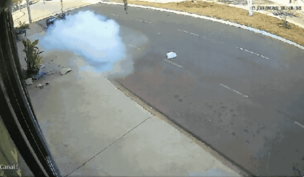 Homem arremessa explosivo em frente a pet shop da ex-namorada em MG