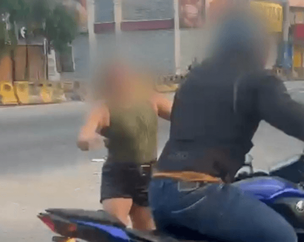 VÍDEO: Mulher leva soco de motoqueiro durante briga de trânsito em Manaus