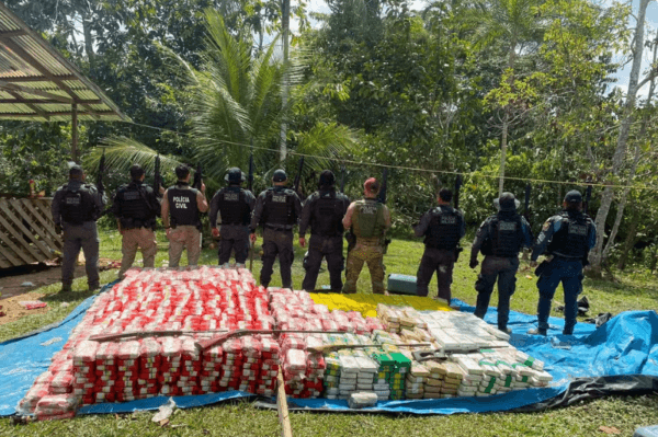 Integrantes de organização criminosa são presos com 3 toneladas de drogas escondidas em canoas no AM