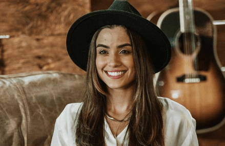 Cantora gospel Isadora Pompeo desmaia durante show