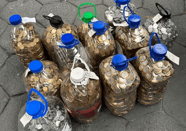 Homem usa R$ 17 mil em moedas para comprar carro em SC