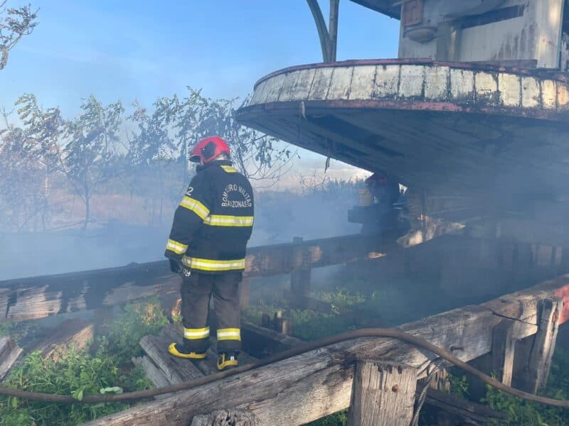 Corpo de Bombeiros impede que incêndio em matagal atinja barcos em Manacapuru
