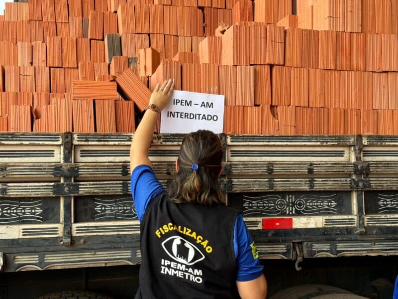 Loja de materiais de construção é notificada e 5 mil tijolos irregulares são interditados em Manaus