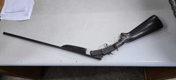 Marido e sogro são presos suspeitos de ameaçarem mulher com espingarda, no AM