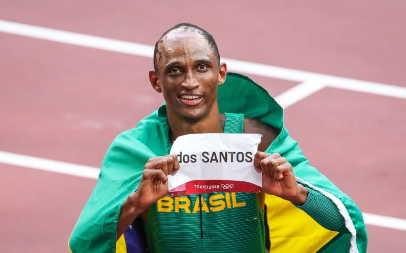 Brasileiro Alison dos Santos conquista o bronze nos 400m com barreiras nas Olímpiadas
