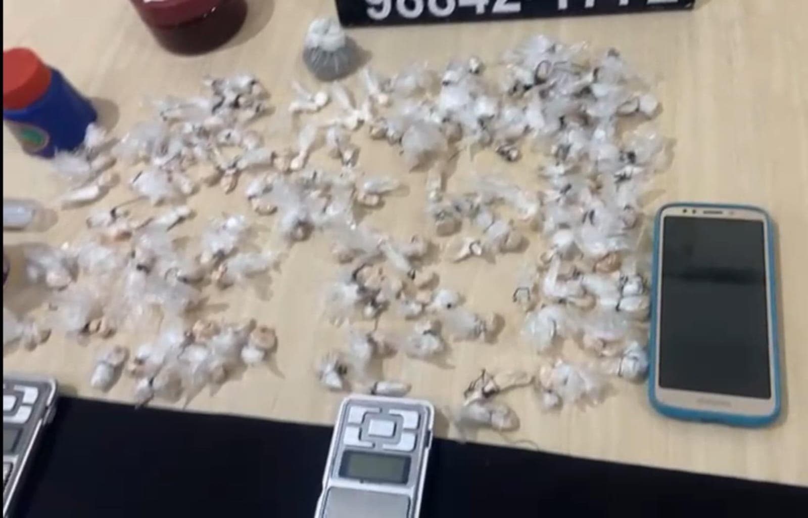 Homem é preso e adolescente é apreendida com drogas na zona Norte de Manaus