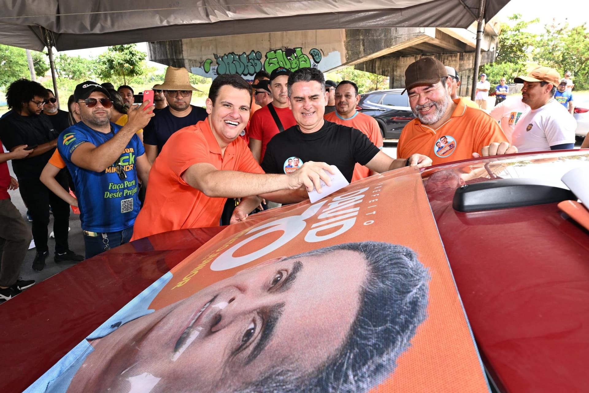 David Almeida movimenta campanha no Morro da Liberdade, Centro e Planalto durante adesivaço neste domingo (18)