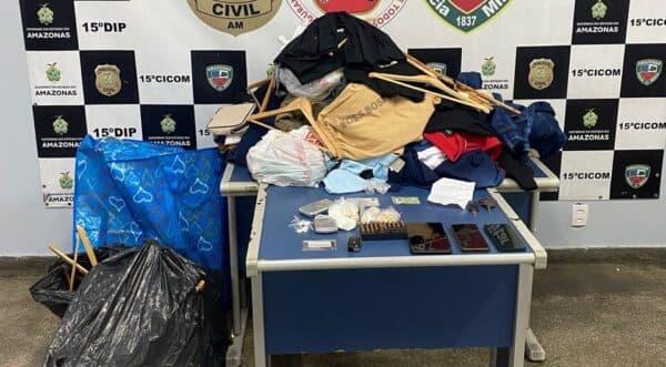 Dupla é presa com porções de crack, munições e um carregador de pistola em Manaus