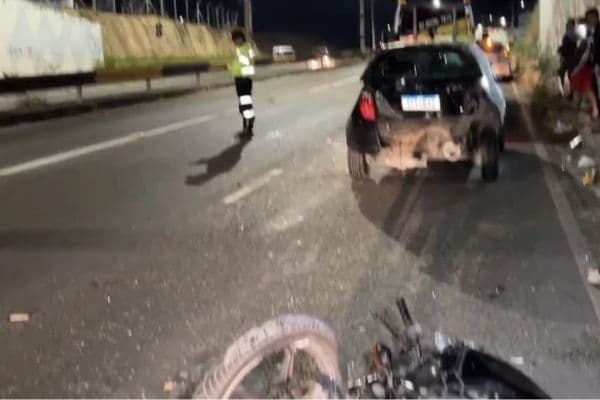 Casal em motocicleta fica ferido ao atingir carro na avenida das Flores