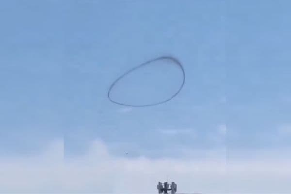 VÍDEO: Anel preto desconhecido aparece flutuando no céu da Virginia nos Estados Unidos