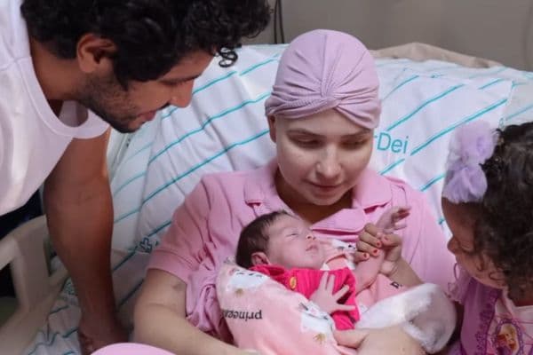 VÍDEO: Cantora gospel com câncer avançado na mama recebe alta após parto