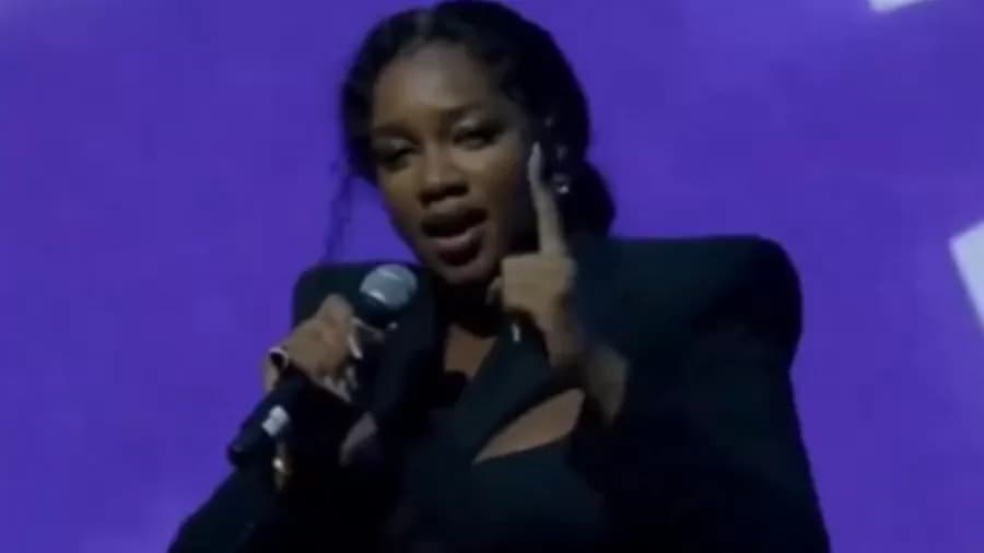 VÍDEO: Em evento do Vasco, torcida interrompe Iza e começa a xingar Yuri Lima