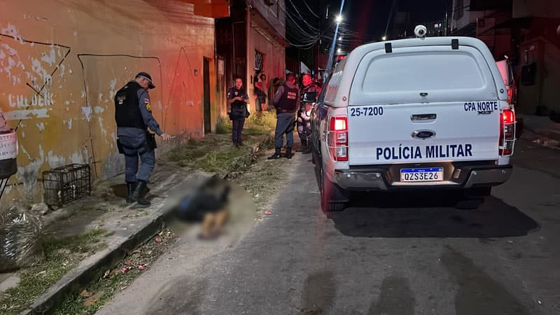 Corpo de homem é abandonado por ocupantes de carro na zona Norte de Manaus