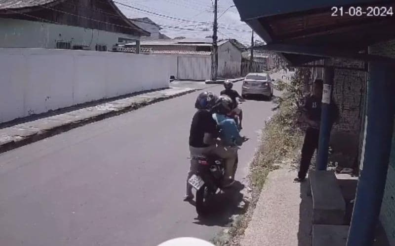 VÍDEO: Estudante tem celular roubado enquanto estava em parada de ônibus em Manaus