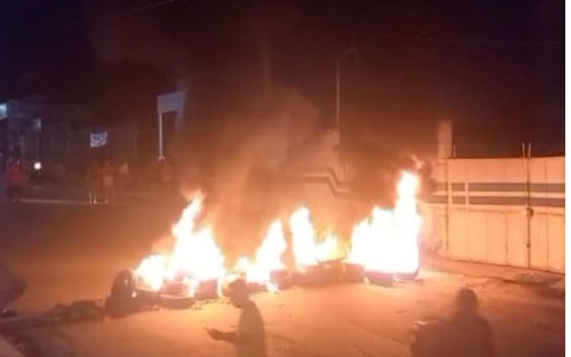 VÍDEO: Moradores ateam fogo em pneus e fecham rua após dias sem água no Tarumã