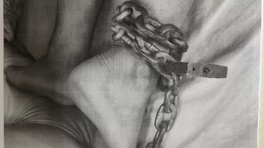 Adolescente é acorrentada e torturada pelos pais e estuprada pelo irmão em PE