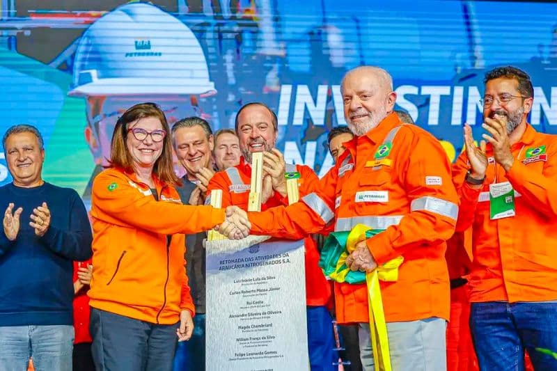 Lula chora ao lembrar 580 dias de prisão, reativa fábrica de fertilizantes e chama Moro de “insignificante”