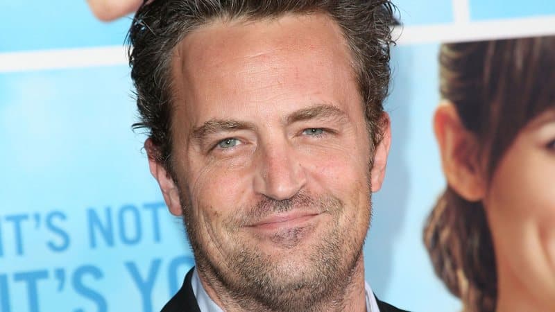 Matthew Perry, ator de ‘Friends’, gastou R$ 300 mil em drogas no mês anterior à sua morte