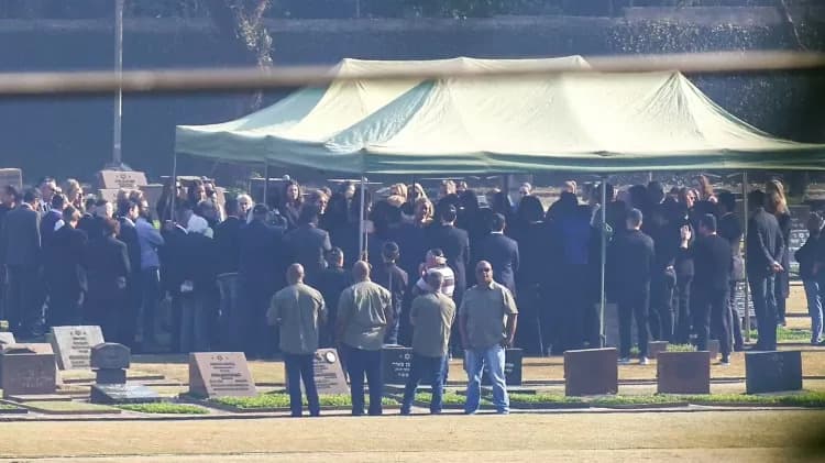 Silvio Santos é enterrado em SP: Veja familiares e amigos que se despediram do apresentador