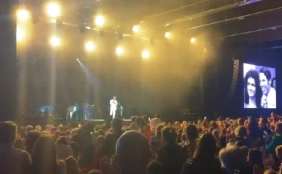 VÍDEO: Roberto Carlos faz homenagem a Silvio Santos durante show