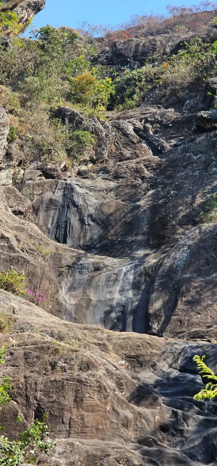Cachoeira na Estrada Real de Minas seca devido ao longo período de estiagem
