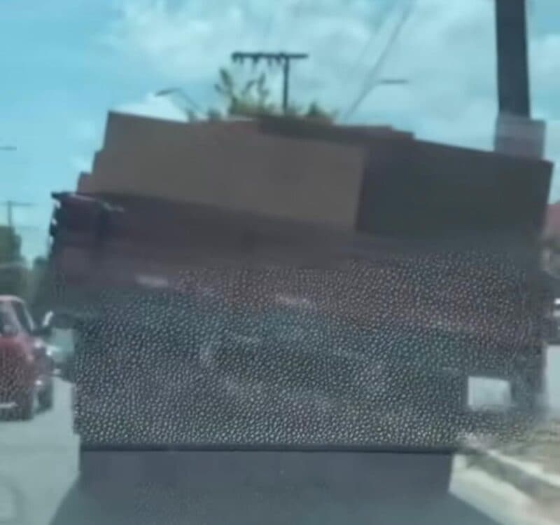 Vídeo mostra caminhão com tijolos quase tombando no meio da rua em Manaus