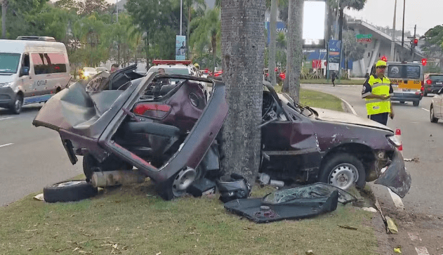 Duas pessoas morrem após carro desgovernado bater em árvore em RJ