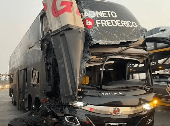 Ônibus da dupla João Neto & Frederico bate em caminhão e deixa 4 feridos em Minas Gerais