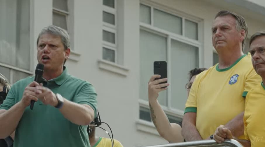 Tarcísio puxa coro de “volta Bolsonaro” e fala em liberdade sem citar Moraes