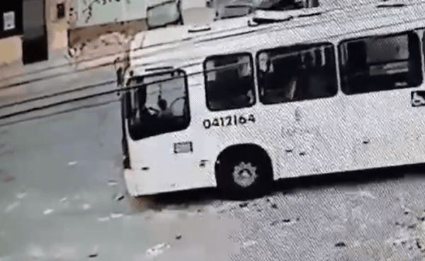 VÍDEO: veja o momento que crianças soltam freio de mão de ônibus e causam acidente em Manaus