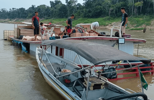Mais de 35 pessoas são resgatadas após barco afundar ao bater em tronco de árvore no Amazonas