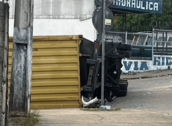 VÍDEO: Carreta com contêiner tomba no Novo Aleixo