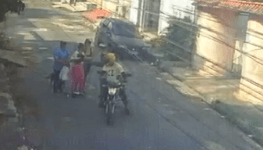 VÍDEO: Amigas são rendidas e assaltadas por criminosos no Monte das Oliveiras