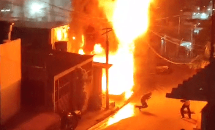 VÍDEO: homem sai correndo em meio às chamas após igreja pegar fogo