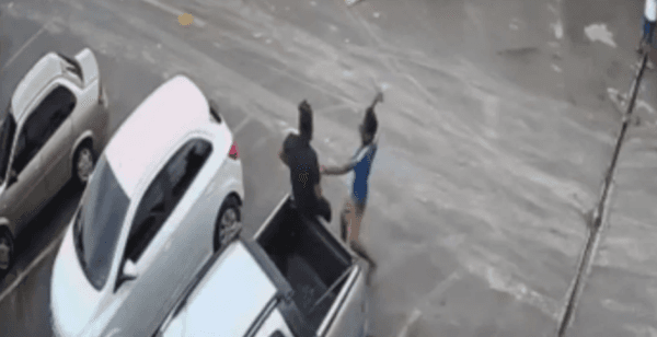 VÍDEO: Homem leva facada no peito na Feira do Produtor