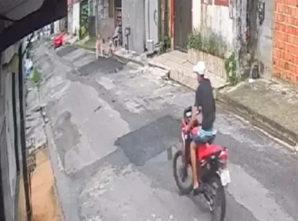 VÍDEO: idosa é arremessada ao ser atropelada por motoqueiro no Tarumã