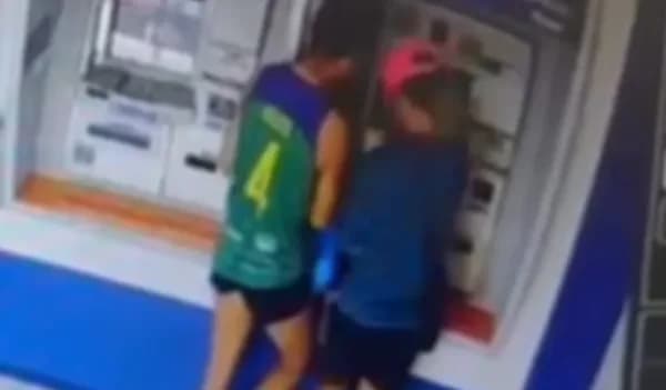 Video mostra casal sacando dinheiro após matar ex-patrão estrangulado em Iranduba