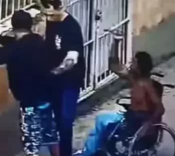 VÍDEO: cadeirante dá facada nas costas de policial em Porto Alegre