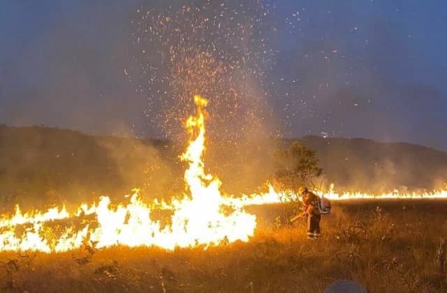Incêndio na Chapada dos Veadeiros dura quatro dias; 10 mil hectares foram destruídos