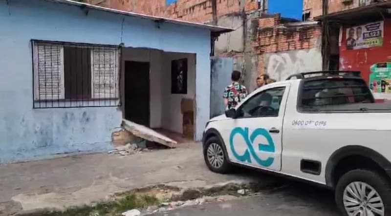 VÍDEO: Carro de concessionária de água perde o controle e invade casa no Japiim