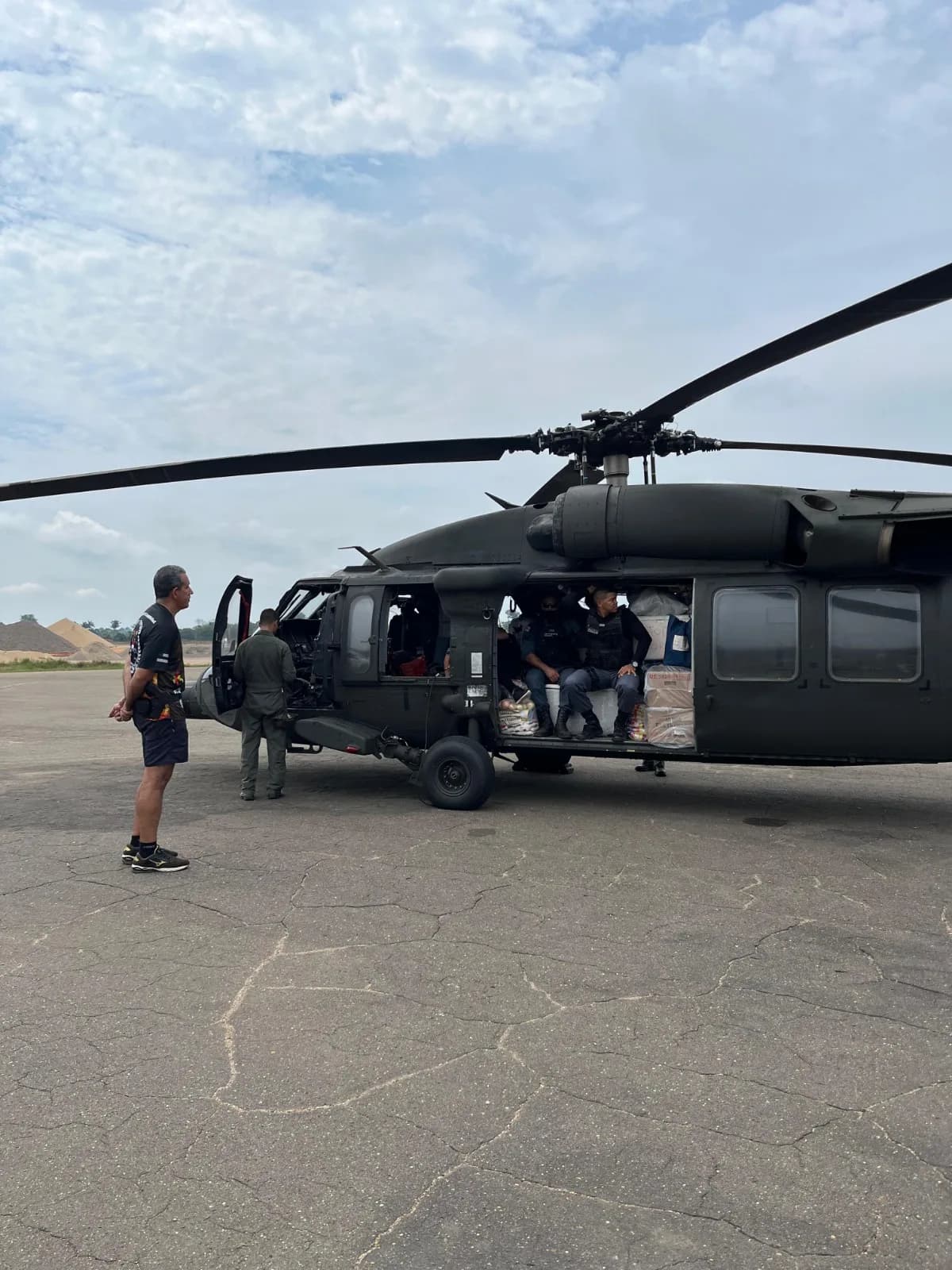 TRE-AM inicia transporte de urnas eletrônicas com apoio de helicópteros do exército